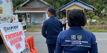 Pengawasan angkutan BBM oleh tim gabungan Provinsi Kalteng dan Kabupaten Bartim, yang dilaksanakan di perbatasan Pasar Panas Kecamatan Benua Lima pada akhir tahun 2025 lalu. (Ist)