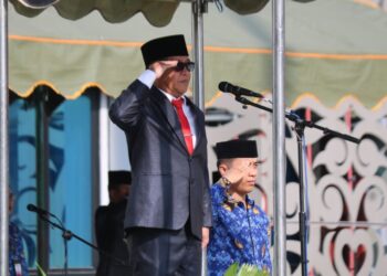 Sekda Barito Timur, Misnohartaku, memimpin Apel Otda Bartim ke-30, Senin (27/4/2026). (Ist)