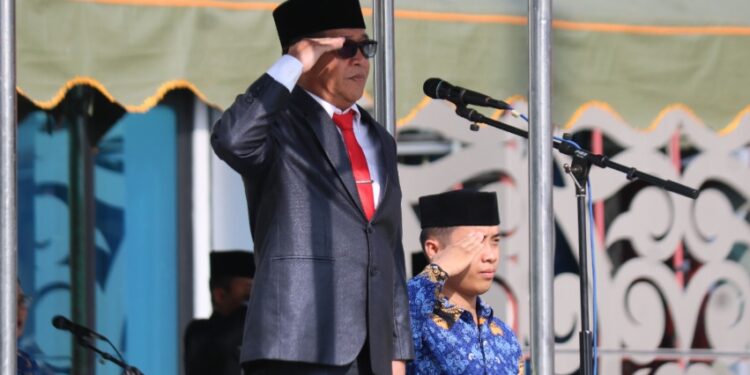 Sekda Barito Timur, Misnohartaku, memimpin Apel Otda Bartim ke-30, Senin (27/4/2026). (Ist)