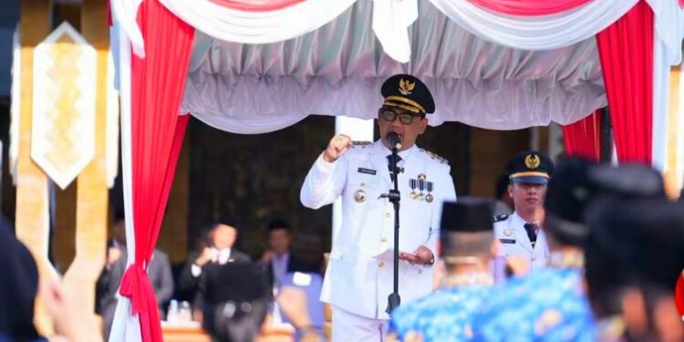 Bupati Barito Utara, Shalahuddin, memimpin Apel Hari Otda ke-30, Senin (27/4/2026).