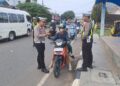 Kasat Lantas Polres Bartim, AKP Asri Putra, memberikan edukasi kepada pengendara, Selasa (28/4/2026).