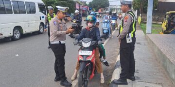 Kasat Lantas Polres Bartim, AKP Asri Putra, memberikan edukasi kepada pengendara, Selasa (28/4/2026).