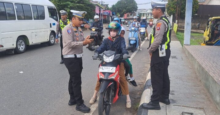 Kasat Lantas Polres Bartim, AKP Asri Putra, memberikan edukasi kepada pengendara, Selasa (28/4/2026).