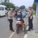 Kasat Lantas Polres Bartim, AKP Asri Putra, memberikan edukasi kepada pengendara, Selasa (28/4/2026).