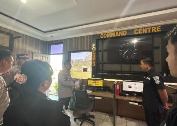 Kapolres Bartim, AKBP Eddy Santoso, beserta jajaran mencek comand center 110 di Mapolres setempat, Rabu (29/4/2026).