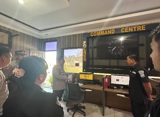 Kapolres Bartim, AKBP Eddy Santoso, beserta jajaran mencek comand center 110 di Mapolres setempat, Rabu (29/4/2026).