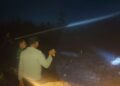 Pemadaman lahan terbakar yang dilakukan jajaran Polsek Pematang Karau dan relawan, di RT 11 Desa Bambulung, Rabu (29/4/2026) petang.