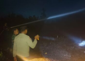 Pemadaman lahan terbakar yang dilakukan jajaran Polsek Pematang Karau dan relawan, di RT 11 Desa Bambulung, Rabu (29/4/2026) petang.