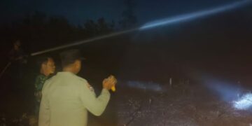 Pemadaman lahan terbakar yang dilakukan jajaran Polsek Pematang Karau dan relawan, di RT 11 Desa Bambulung, Rabu (29/4/2026) petang.