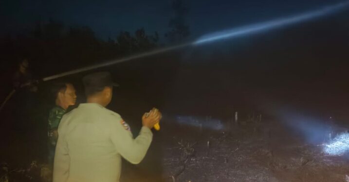 Pemadaman lahan terbakar yang dilakukan jajaran Polsek Pematang Karau dan relawan, di RT 11 Desa Bambulung, Rabu (29/4/2026) petang.