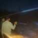 Pemadaman lahan terbakar yang dilakukan jajaran Polsek Pematang Karau dan relawan, di RT 11 Desa Bambulung, Rabu (29/4/2026) petang.