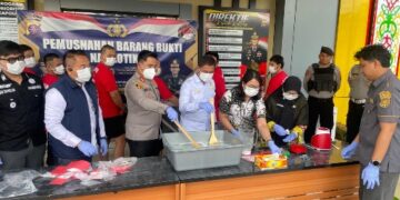 Pemusnahan barang bukti sabu yang dilaksanakan Jajaran Polres Kotawaringin Timur, Kamis (30/4/2026). (Ist Satresnarkoba Polres Kotim)