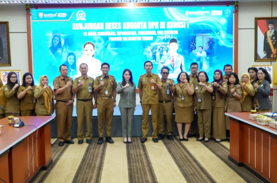 Anggota Komisi I DPR RI, Andina Theresia Narang, saat melakukan reses ke Diskominfosantik Kalteng, Senin (5/1/2026).