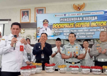 Jajaran Bapenda Provinsi Kalteng, ketika mengundi para pemenang taat pajak yang berkesempatan memenangkan 15 unit sepeda motor, Rabu (7/1/2026).