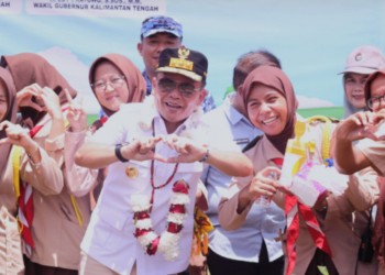 Gubernur Kalteng, Agustiar Sabran, berpose bersama sembari memberikan motivasi peserta didik.