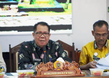 Staf Ahli Gubernur Kalimantan Tengah, Darliansjah, saat rapat pembahasan Raperda bersama dewan, Kamis (15/1/2026).