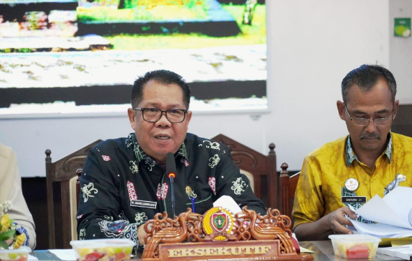 Staf Ahli Gubernur Kalimantan Tengah, Darliansjah, saat rapat pembahasan Raperda bersama dewan, Kamis (15/1/2026).