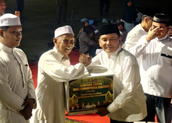 Gubernur Kalteng, Agustiar Sabran, menyerahkan simbolis bantuan sosial disela peringatan Isra Mikraj 1447 H yang digelar Polda Kalimantan Tengah, Kamis (22/1/2026) malam.