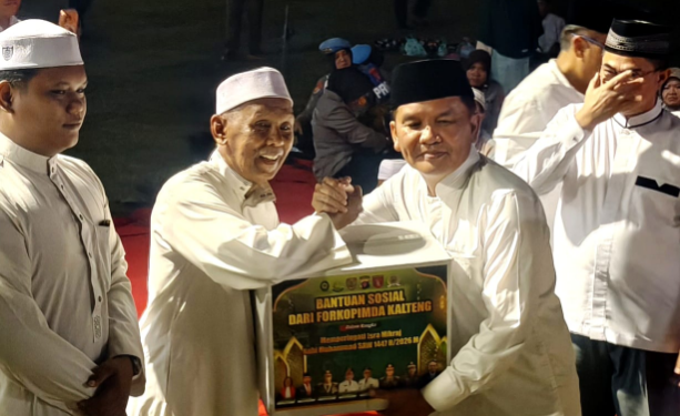 Gubernur Kalteng, Agustiar Sabran, menyerahkan simbolis bantuan sosial disela peringatan Isra Mikraj 1447 H yang digelar Polda Kalimantan Tengah, Kamis (22/1/2026) malam.