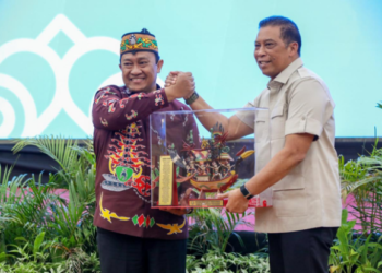 Wagub Kalteng, Edy Pratowo, menyerahkan cinderamata kepada Direktur Pemantauan dan Pengawasan Wilayah III BGN, Rudi Setiawan, disela kegiatan evaluasi MBG, Kamis (22/1/2026).