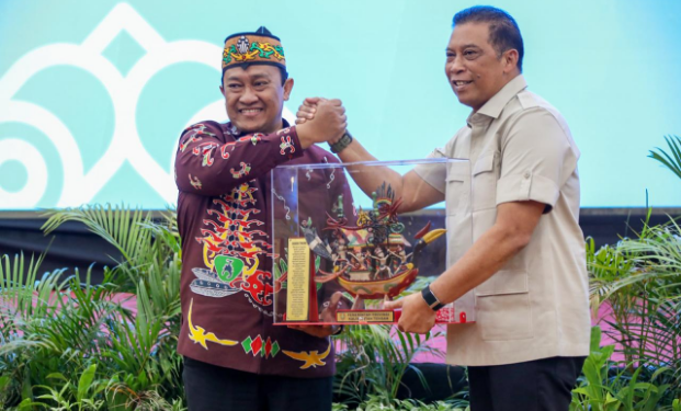Wagub Kalteng, Edy Pratowo, menyerahkan cinderamata kepada Direktur Pemantauan dan Pengawasan Wilayah III BGN, Rudi Setiawan, disela kegiatan evaluasi MBG, Kamis (22/1/2026).