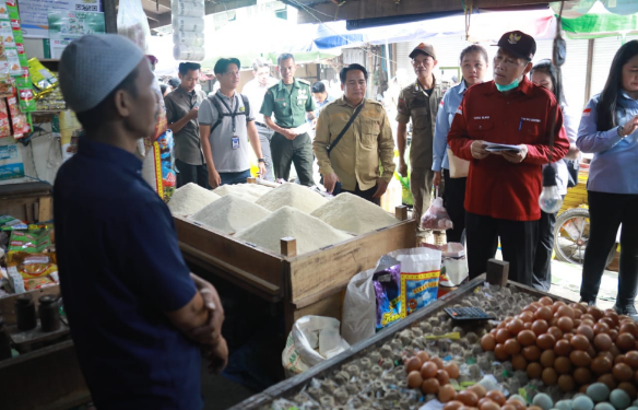 Tim gabungan Provinsi Kalteng yang melakukan pemantauan harga bahan pokok di sejumlah pasar di Palangka Raya, Kamis (5/2/2026).