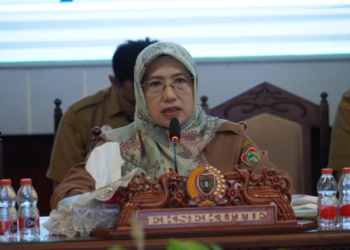 Asisten Administrasi Umum Setda Kalteng, Sunarti, memaparkan Raperda Penanaman Modal dihadapan jajaran DPRD Provinsi Kalimantan Tengah.