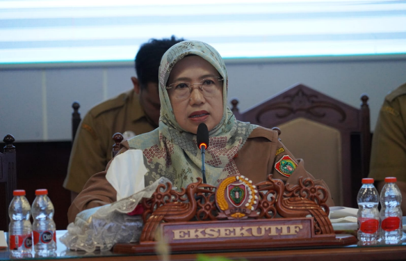 Asisten Administrasi Umum Setda Kalteng, Sunarti, memaparkan Raperda Penanaman Modal dihadapan jajaran DPRD Provinsi Kalimantan Tengah.