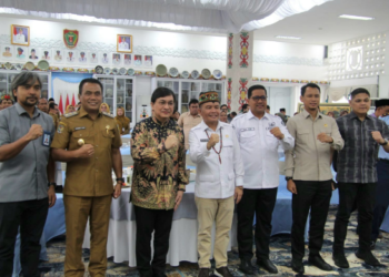 Gubernur Kalteng, Agustiar Sabran, bersama Staf Khusus Presiden RI Bidang Ekonomi Kreatif berpose bersama disela kunjungan, Selasa (10/2/2026).