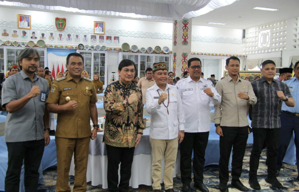 Gubernur Kalteng, Agustiar Sabran, bersama Staf Khusus Presiden RI Bidang Ekonomi Kreatif berpose bersama disela kunjungan, Selasa (10/2/2026).