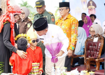 Gubernur Kalteng, Agustiar Sabran, disambangi anak - anak peserta yang antusias mengikuti Pawai Tarhib.