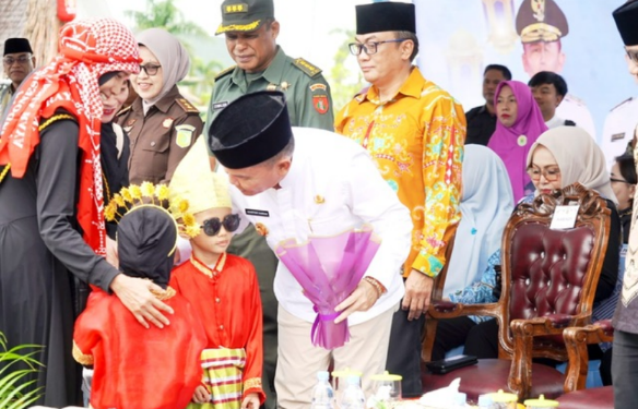 Gubernur Kalteng, Agustiar Sabran, disambangi anak - anak peserta yang antusias mengikuti Pawai Tarhib.