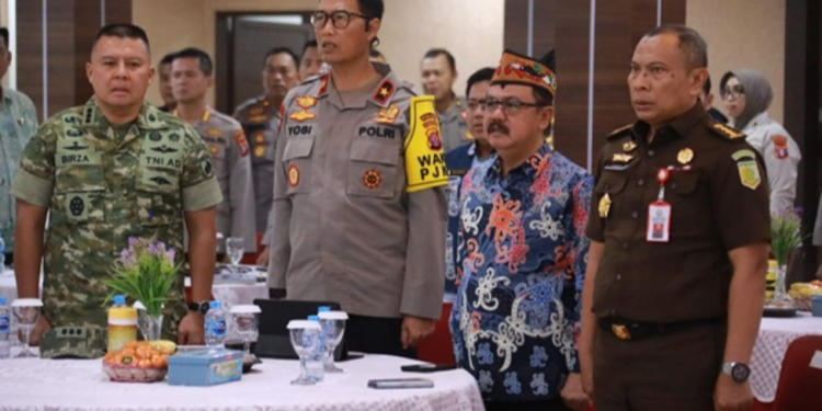 Asisten Perekonomian dan Pembangunan Setda Provinsi Kalteng Herson B. Aden, bersama unsur Forkopimda, menghadiri peresmian dan groundbreaking pembangunan 1.179 SPPG serta 18 gudang ketahanan pangan Polri secara virtual di Aula Arya Dharma Mapolda Kalteng.