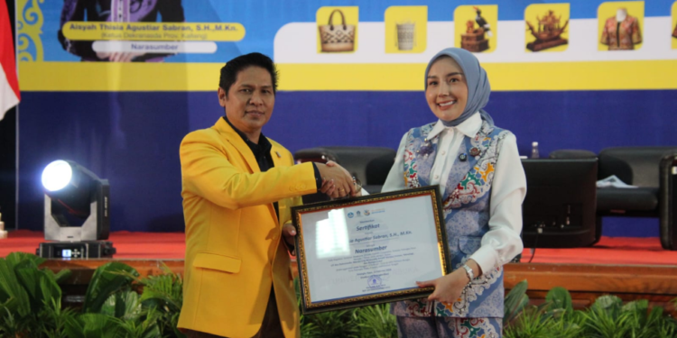 Ketua Dekranasda Kalteng, Aisyah Thisia Agustiar Sabran, menerima piagam penghargaan dari Universitas Terbuka Palangka Raya sebagai narasumber dalam seminar akademik.