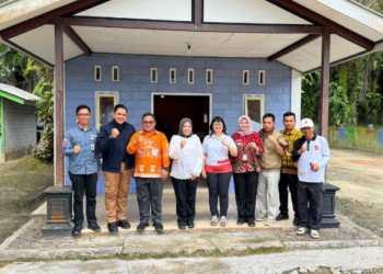 Plt Kepala Dinas Pendidikan Kalteng, Muhammad Reza Prabowo, saat mendampingi Wakil Menteri Pendidikan Tinggi, Sains, dan Teknologi dalam peninjauan lokasi calon pembangunan sekolah di Kabupaten Kotawaringin Barat, Sabtu (14/2/2026).