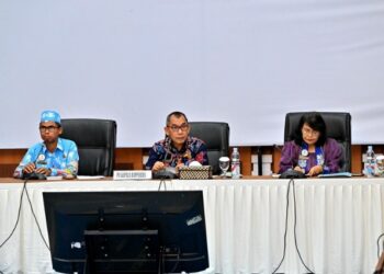 Plt. Kepala Bapperida Prov. Kalteng Syahfiri didampingi Kabid Infraswil Yohanna Endang dan Perencana Ahli Madya Lukman Alhakim, dalam Rakor Penajaman Rancangan Akhir Renja Perangkat Daerah Tahun 2027, Kamis (9/4/2026). (Ist)