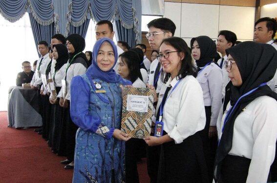 Kepala BPSDM Provinsi Kalimantan Tengah, Nunu Andriani, menyerahkan piagam penghargaan kepada salah satu peserta Latsar. (Ist)