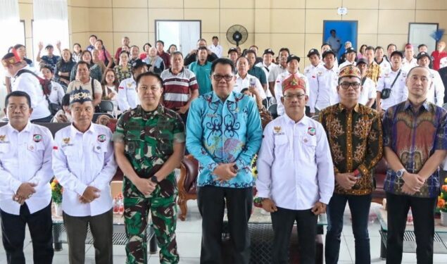 Staf Ahli Gubernur Bidang Pemerintahan, Hukum dan Politik, Darliansjah, berpose bersama peserta usai kegiatan, Jumat (10/4/2026). (Ist)