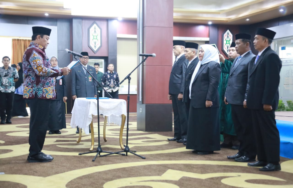 Wagub Kalteng, Edy Pratowo, mengambil sumpah janji Pimpinan Baznas Periode 2025 - 2030 dalam prosesi pelantikan.