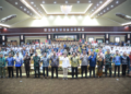 Gubernur Kalteng, Agustiar Sabran, berpose bersama peserta usai peluncuran program strategis di sektor pendidikan.