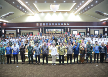 Gubernur Kalteng, Agustiar Sabran, berpose bersama peserta usai peluncuran program strategis di sektor pendidikan.