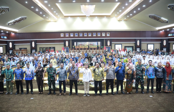 Gubernur Kalteng, Agustiar Sabran, berpose bersama peserta usai peluncuran program strategis di sektor pendidikan.