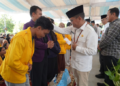 Gubernur Kalteng, Agustiar Sabran, memberikan motivasi kepada mahasiswa yang handir dalam pasar murah.