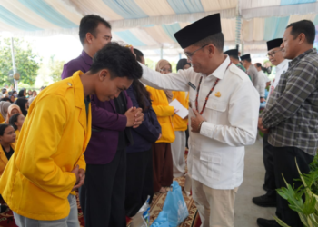 Gubernur Kalteng, Agustiar Sabran, memberikan motivasi kepada mahasiswa yang handir dalam pasar murah.