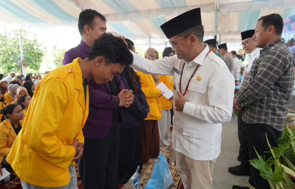 Gubernur Kalteng, Agustiar Sabran, memberikan motivasi kepada mahasiswa yang handir dalam pasar murah.