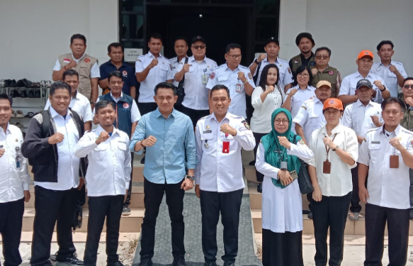 Kepala Pelaksana BPBD Kalteng, Ahmad Toyib, disela penyaluran KHBS di Kabupaten Kotawaringin Timur.