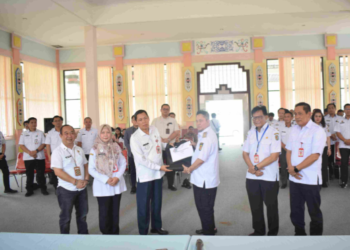 Kepala Dinas Kelautan dan Perikanan Kalteng, Sri Widanarni, dalam penyaluran KHBS di Kabupaten Katingan, Rabu (11/3/2026).