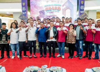 Wagub Kalteng, Edy Pratowo, berpose dengan pengurus Pengprov Orado Kalteng usai dilantik, Selasa (14/4/2026). (Ist)