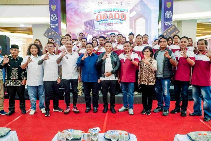 Wagub Kalteng, Edy Pratowo, berpose dengan pengurus Pengprov Orado Kalteng usai dilantik, Selasa (14/4/2026). (Ist)