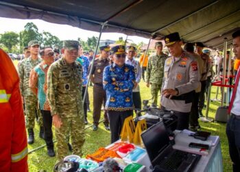 Gubernur Kalteng, Agustiar Sabran, beserta jajaran forkopimda mencek kesiapan sarpras penanggulangan karhutla disela apel, Jumat (17/4/20026). (Ist)
